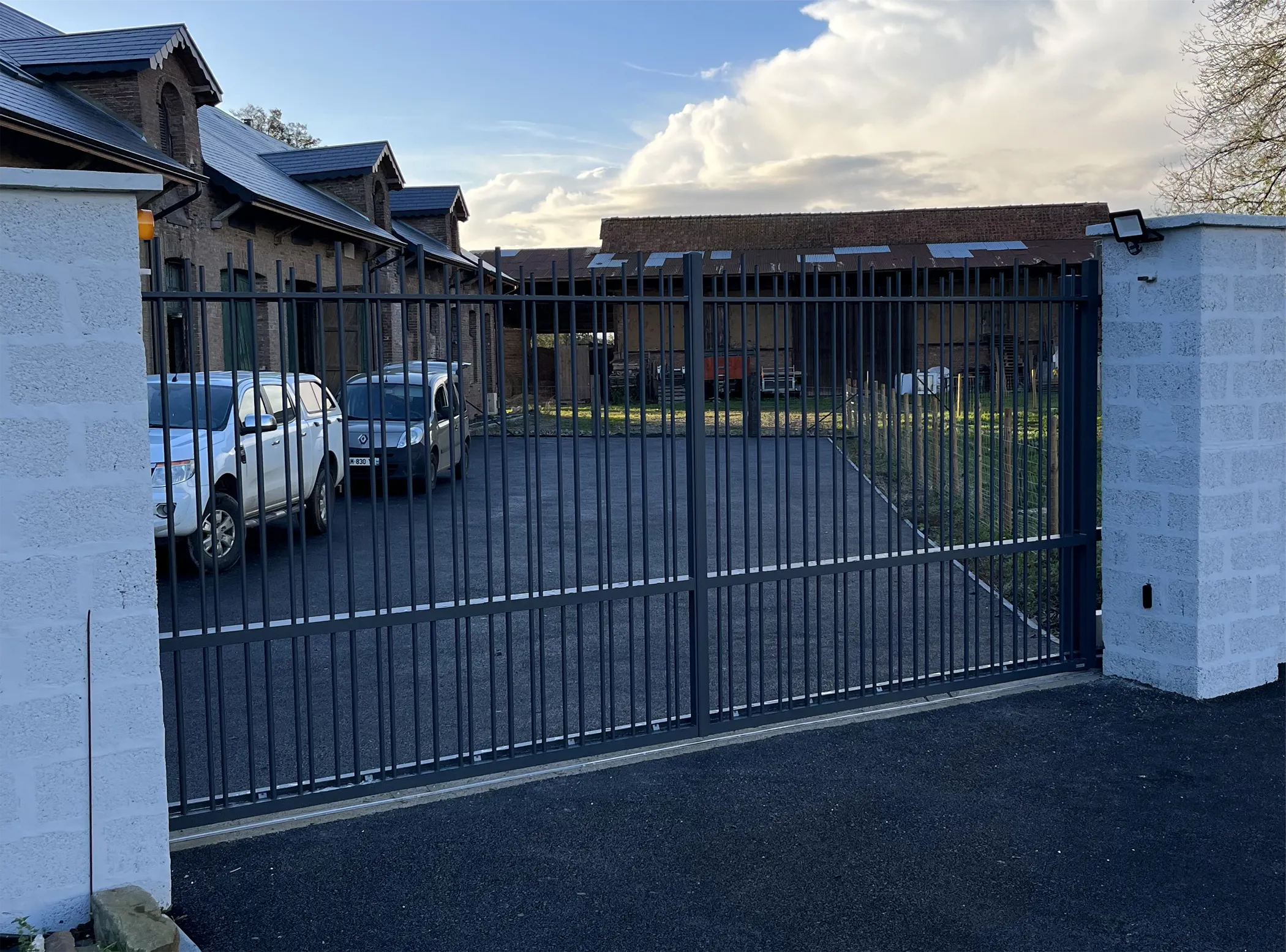 Portails sur mesure Douai, coulissant en Aluminium Gris Anthracite