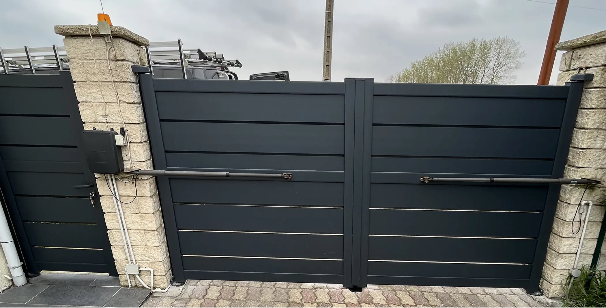 Portails sur mesure Douai, Modèle TEV Gris Anthracite RAL 7016 Battants
